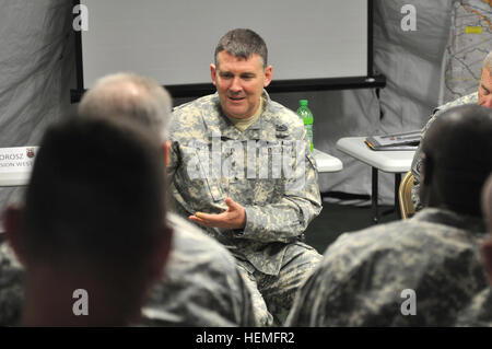 Generalmajor Warren Phipps Jr., erste Armee Division West Kommandierender general, spricht mit den Führern von 189. Infanterie-Brigade Task Force Cold Steel in Fort Hunter Liggett, Calif., April 19. Phipps beschreibt den Weg nach vorn, Führung und Erwartungen innerhalb der Division West. (Foto von Sgt. Jeran Placke, 189. Infanterie-Brigade, Division West Public Affairs) Geschäftsbereich West Kommandant Gespräche training 130419-A-FF999-310 Stockfoto