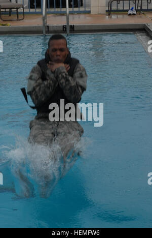 US Army Spc. Daren Thompson, ein Gesundheits-Spezialisten der 7226th medizinischen Support-Einheit zugeordnet tritt das Wasser nach hohen Tauchplattform während der Bekämpfung Wasser überleben Veranstaltung der Army Reserve Medical Command besten Krieger Wettbewerb bei US Coast Guard Air Station Clearwater, Florida, 23. März 2013 abspringen.  (US Armee-Foto von Staff Sgt. Eric W. Jones/freigegeben) Columbia Soldat konkurriert in besten Krieger Wettbewerb 130323-A-HZ691-754 Stockfoto