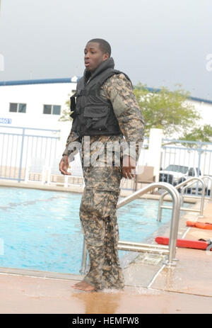 US Army Spc. Daren Thompson, ein Gesundheits-Spezialisten zugeordnet 7226th Medical Support Unit, ergibt sich aus einem Pool nach der Teilnahme an der Bekämpfung Wasser überleben Veranstaltung der Army Reserve Medical Command besten Krieger Wettbewerb bei US Coast Guard Air Station Clearwater, Florida, 23. März 2013.  (US Armee-Foto von Staff Sgt. Eric W. Jones/freigegeben) Columbia Soldat konkurriert in besten Krieger Wettbewerb 130323-A-HZ691-913 Stockfoto