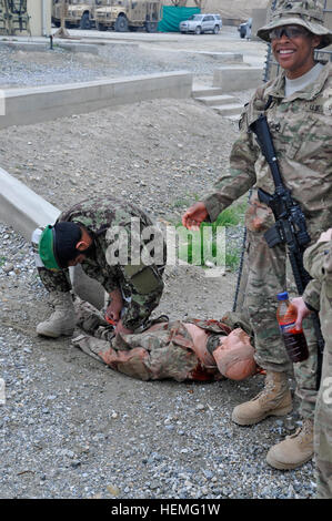 US Army Staff Sgt Kristal Wise, (rechts), Uhren ein Gesundheits-Spezialisten zugewiesen Firma C, 27. Brigade Support Battalion, 4th Brigade Combat Team, 1. Kavallerie-Division auf der Grundlage von Fort Hood, Texas und gebürtig aus Miami, Florida, als Afghan National Army Soldaten Opfer während der Pflege unter Feuer-Phase der Klasse behandeln, gab sie auf Forward Operating Base Gamberi, März 27 , 2013. Weisen unterrichtet ANA Soldaten verschiedene medizinische Betreuung einschließlich taktischen Bereich, Versorgung unter Beschuss und verschiedene Möglichkeiten, um einen Unfall während des einwöchigen Kurses zu evakuieren. (Foto: U.S. Army Staff Sgt Richard ein Stockfoto