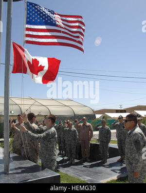 Soldaten der Koalition versammeln, um am 9. Juli 2007 des 65. Jahrestags des 1st Special Service Force in Bagram, Afghanistan. Die 1st Special Service Force bestand aus Elitesoldaten aus Kanada und USA, die zahlreichen einschlägige Operationen während des 2. Weltkrieges durchgeführt. (US Armee-Foto von SPC Keith D. Henning.) Kanadische uns fest in Afghanistan Stockfoto