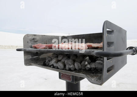 Steaks grillen auf einem der vielen öffentlichen Grillplätze und Picknick Bereiche im White Sands Nationalpark, N.M., 30 März. (Foto von Staff Sgt Jes L. Smith, 16. Mobile Public-Affairs-Abteilung) Von Fort Bliss. Texas, zu den weißen Sandstränden von New Mexico 130330-A-QY605-775 Stockfoto