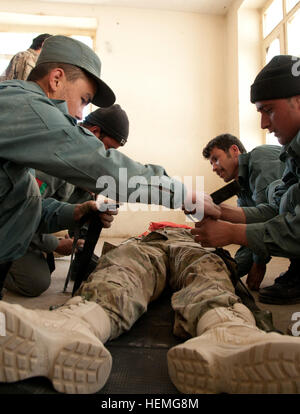 Afghanische Polizisten mit dem Reserve-Bataillon von Qalat sichern ein Soldat auf einer Bahre in eine praktische Übung in einer Bekämpfung der Lebensretter Klasse unterrichtet von Medizinern mit 1. Bataillon, 41st Field Artillery Regiment, 1st Armored Brigade Combat Team, kombiniert Task Force Raider, 3. US-Infanteriedivision und Sicherheit Kraft Hilfe Team 21, 29. Infantry Brigade Combat Team, Hawaii Nationalgarde in Qalat in der Provinz Zabul , Afghanistan, 3. April 2013. Die Polizisten werden den Rest ihres Bataillons auf taktische erste Hilfe in den kommenden Monaten trainieren. (US Armee-Foto von Spc. Tim Morgan/freigegeben) Afghanischen Un Stockfoto