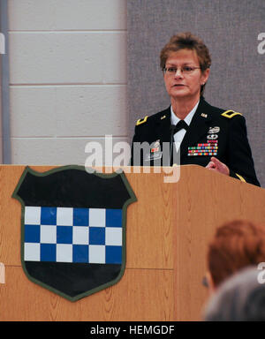 US Army Major General Mikey Kloster, Kommandierender general der 98. Training Division, spricht das Publikum während ihrer Förderung-Zeremonie 6. April 2013 im Major John P. Pryor Army Reserve Center in Joint Base McGuire-Dix-Lakehurst, N.J.  (US Armee-Foto von Staff Sgt. Shawn Morris/freigegeben) Armee-Reserve-Divisionskommandeur verbindet dünnen Reihen der weiblichen Offiziere in General 130406-A-VX676-004 Stockfoto