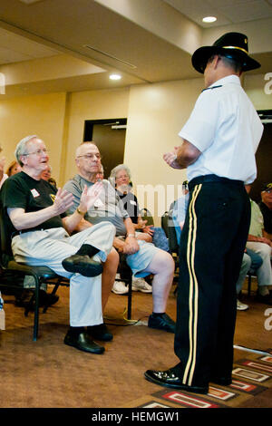 KILLEEN, Texas - Im Ruhestand US Army Lieutenant Colonel Jim Buckner (sitzend, links) und 1. Sgt. John Therrien, die gemeinsam in Vietnam in Unternehmen D, 1. Bataillon, 5. Kavallerie-Regiment, 1. Kavallerie-Division, gedient mit Generalmajor Anthony R. Ierardi, 1st Cavalry Division Kommandierender General, während eine Wiedervereinigung von chat ' D 1-5' 16. April 2013. Während einer Operation im Bereich Bong Sohn am 13. März 1967 wurde von einem Scharfschützen in der rechten Schläfe Buckner, dann einen Kapitän und Kompaniechef, erschossen. Therrien, dann ein Spezialist und Telefon Funker Buckner die Selektierung auf Buckners Wunde durchgeführt und genannt Stockfoto