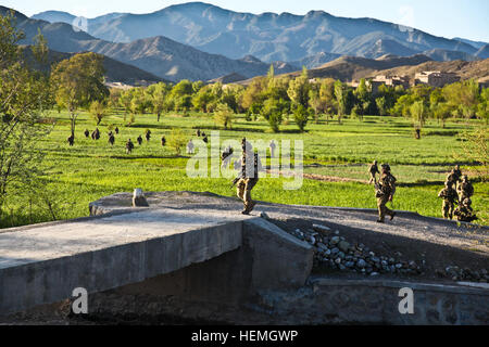 Afghanische und Koalition Sicherheit Kraft Mitglieder Umzug in Tsamkani Bezirk auf der Suche nach Haqqani führend in der Provinz Paktiya, Afghanistan, 17. April 2013. Der Vorgang führte zur Verhaftung des Haqqani-Führers und drei anderen Extremisten. Die Haqqani-Führer hatte operative Kontrolle über improvisierte Sprengkörper Operationen in mehreren Bezirken in Paktiya und Khost Provinzen. Als die Sicherheitskräfte des Haqqani-Führers vermutete Lage näherte, eröffneten Extremisten das Feuer auf die afghanischen und Koalition Truppen. Nachdem er positiv identifiziert die tödliche Bedrohung, die Sicherheitskräfte zu engagieren Stockfoto