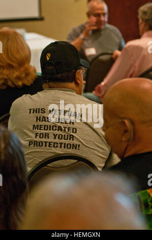 KILLEEN, Texas--Ein T-shirt getragen von Vietnam-Veteran Pete Garza, der senior Medic für Unternehmen D, 1. Bataillon, 5. Kavallerie-Regiment, 1. Kavallerie-Division war, macht eine apt-Anweisung während der gab es 1-5' Wiedersehen 17. April 2013. (Foto: U.S. Army Sgt Ken Scar, 7. Mobile Public Affairs Abteilung) 5. Kavallerie-Regiment Vietnam-Veteranen vereinen in Fort Hood 130417-A-ZU930-026 Stockfoto