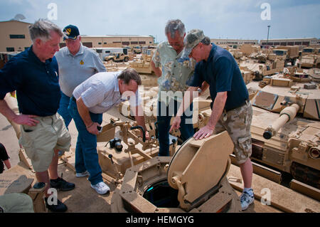 FORT HOOD, Texas - Vietnam-Veteranen des Unternehmens D, 1. Bataillon, 5. Kavallerie-Regiment, 1. Kavallerie-Division, schauen Sie sich ein M1A2 SEP Abrams-Panzer in der Werkstatt D Co. 17. April 2013. Aktuelle Mitglieder des "The D 1-5' veranstaltete ihre Vietnam-Ära-Brüder auf eine Tour durch ihren Sitz und Fuhrpark am letzten Tag einer dreitägigen Wiedervereinigung die Vietnam-Veteranen in Killeen hielten.  (Foto: U.S. Army Sgt Ken Scar, 7. Mobile Public Affairs-Abteilung) Vietnam-Veteranen treffen ihre Zeitgenossen auf Fort Hood 130417-A-ZU930-005 Stockfoto