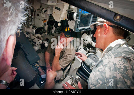 FORT HOOD, Texas--US Armee Pvt. Kevin Burzesi, einen Treiber für Firma D, 1. Bataillon, 5. Kavallerie-Regiment, 1. Kavallerie-Division, erklärt die Mechanismen der ein M1A2 SEP Abrams-Panzer, Veteranen, die mit "The D 1-5' während der Kampfeinsätze von Vietnam, am 17. April 2013. Aktuelle Mitglieder des D. Co. gehostet ihre Vietnam-Ära-Brüder auf eine Tour durch ihren Hauptsitz und Fuhrpark den letzten Tag einer dreitägigen Wiedervereinigung in Killeen, Texas. (Foto: U.S. Army Sgt Ken Scar, 7. Mobile Public Affairs Abteilung) 5. CAV Tanker Gastgeber Vietnam-Veteranen in Fort Hood 130417-A-ZU930-006 Stockfoto