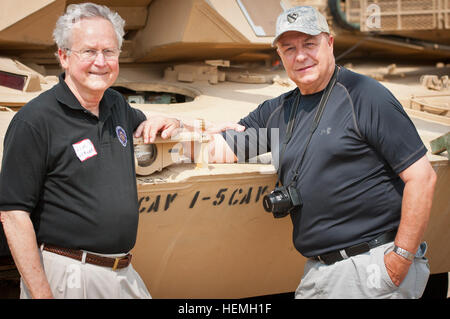 KILLEEN, Texas--Zurückgezogen US Armee 1. Sgt. John Therrien (rechts) und Lieutenant Colonel Jim Buckner, die gemeinsam in Vietnam gedient, posieren vor einem M1A2 SEP Abrams Panzer mit 1-5 Cav' Schablonen, während die dritte Wiedervereinigung von Vietnam-Veteranen von Unternehmen D, 1. Bataillon, 5. Kavallerie-Regiment, 1. Kavallerie-Division am 16. April 2013. Während einer Operation in der Bong Sohn schlicht auf 13. März 1967 wurde von einem Scharfschützen in der rechten Schläfe Buckner, dann einen Kapitän und Kompaniechef, erschossen. Therrien, dann ein Spezialist und Telefon Funker Buckner die Selektierung auf Buckners Wunde durchgeführt und hinzugezogen Stockfoto