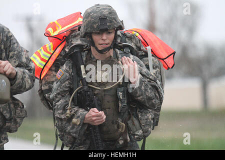 Staff Sgt Kathleen Briere, 6. Military Intelligence Bataillon 100. Training Division Schritte selbst während der sieben-Meilen-Straße März Teil der 80. Training Command (TASS) 2013 besten Krieger Wettbewerb in Fort Leonard Wood, Mo., 18. April 2013. Briere war der erste der Wettbewerber, die Ziellinie zu überqueren. 102. Training Division (MS) beherbergt 80. Training Command (TASS) 2013 besten Krieger Wettbewerb 130418-A-YH338-872 Stockfoto