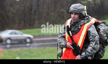 SPC. Luis Melendez, 5/95. Bataillon, 100. Training Division, Gewinner der 80. Training Command (TASS) besten Krieger Wettbewerb bei den Junioren Soldat während der sieben-Meilen-Straße März Teil der 80. Training Command (TASS) 2013 besten Krieger Wettbewerb in Fort Leonard Wood, Mo., 18. April 2013 eingezogen wurde. Die 80. Training Command 2013 besten Krieger 130418-A-KD890-677 Stockfoto
