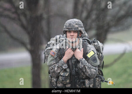 SPC. Felice Polen März 6. Military Intelligence Battalion, 100. Training Division konzentriert sich auf die Veredelung der sieben-Meilen-Straße in der Regen während der der 80. Training Command (TASS) 2013 besten Krieger Wettbewerb, Fort Leonard Wood Mo., 18. April 2013. 102. Training Division (MS) beherbergt 80. Training Command (TASS) 2013 besten Krieger Wettbewerb 130418-A-YH338-937 Stockfoto