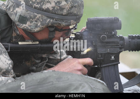 Sgt. 1. Klasse Tschad Krause, 102. Training Division feuert seine Waffe während der 80. Training Command (TASS) 2013 beste Krieger Wettbewerb, Fort Leonard Wood Mo., 18. April 2013. 102. Training Division (MS) beherbergt 80. Training Command (TASS) 2013 besten Krieger Wettbewerb 130418-A-YH338-996 Stockfoto