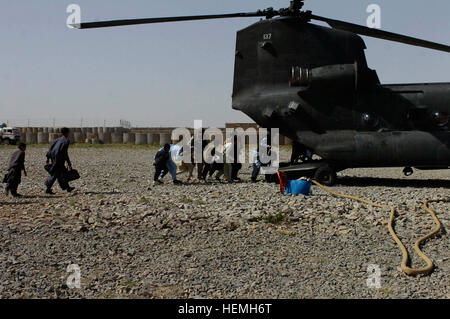 Eine Klasse von afghanischen jungen einen CH-47 (Chinook) Hubschrauber an Bord während einer Exkursion, eskortiert von der polnischeArmee 25 Juli in regionalen Kommando-Süd, Afghanistan. (US Armee-Foto von Spc. Aubree Rundle afghanische Kinder beginnen Exkursion auf Chinook-Hubschrauber 51760 Stockfoto