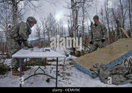 US Army Spc Matthew Sanders mit Charlie Kompanie, 3. Bataillon, 509. Infanterie, 4th Brigade Combat Team (Airborne), 25. Infanterie-Division, zeigt seine Fähigkeit Feuer während des Wettbewerbs Experte Infanterie Abzeichen (EIB) auf gemeinsamer Basis Elmendorf-Richardson, Alaska, 24. April 2013 zu fordern. Die EIB wurde zuerst 1943 gegründet und erhalten Soldaten, die eine Reihe von Voraussetzungen absolvieren und bestehen eine Reihe von abgestuften Tests auf grundlegenden Infanterie Fähigkeiten.  (US-Armee Foto von Sgt. James-Eric Estrada/freigegeben) Spartan Fallschirmjäger verdienen am meisten begehrte 130424-A-ZD229-214 Stockfoto