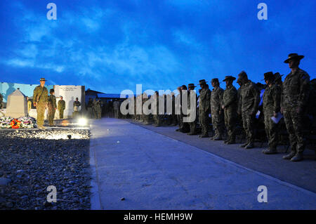 Australische Truppen, zusammen mit ihrem Koalitionspartner verneigen während der ANZAC Day Dawn Service in multi-nationalen Basis Tarin Kot, Afghanistan, 25. April 2013. Australien und New Zealand Army Corps Tag markiert den Beginn der Schlacht von Gallipoli und wird jährlich als Tag der Erinnerung für diejenigen, die das ultimative Opfer gedacht. (Foto: US-Armee Sgt. Jessi Ann McCormick) US-Truppen teilnehmen an Australian Defence Force Tag des Gedenkens 130425-A-FS372-348 Stockfoto