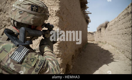 Armee Private First Class Frederick Slagel, Telefon Funker für dritten Zug, Aztec Company, 2. Bataillon, 23. Infanterie-Regiment, 4. Stryker Brigade Combat Team, zweite Infanterie-Division, bietet Sicherheit für seinen Kader während eine afghanische Armee führte Suche nach Waffen und Sprengstoff Caches in einem Dorf in der Provinz Zabul, Afghanistan, April 25. Betrieb Blackhawk Talon aufgenommen Soldaten aus dem 2. Eskadron, 1. Kavallerie-Regiment und afghanische Soldaten von der National Defense Center. (Foto: U.S. Army Spc. Tim Morgan) Betrieb Blackhawk Talon 130425-A-QA210-623 Stockfoto