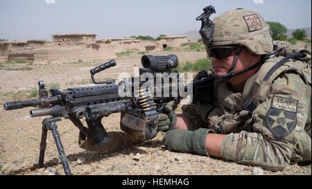 Armee Pvt. First Class Conner grün, dritte Platoon, Aztec Company, 2. Bataillon, 23. Infanterie-Regiment, 4. Stryker Brigade Combat Team, zweite Infanterie-Division, bietet über Uhr Sicherheit für sein Team während eine afghanische Armee führte Suche nach Waffen und Sprengstoff Caches in einem Dorf in der Provinz Zabul, Afghanistan, April 25. Betrieb Blackhawk Talon aufgenommen Soldaten aus dem 2. Eskadron, 1. Kavallerie-Regiment und afghanische Soldaten von der National Defense Center. (Foto: U.S. Army Spc. Tim Morgan) Betrieb Blackhawk Talon 130425-A-QA210-353 Stockfoto