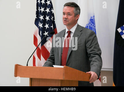 John Knapp, Virginia State Direktor für US-Senator Tim Kaine, spricht bei der Eröffnungszeremonie für die neue Armee Reserve Center auf Fort A.P. Hill, VA., 25. April 2013. Die $ 12 Millionen-Anlage ist zertifiziert Leadership in Energie- und Environmental Design (LEED) Gold, überschreiten die Mindestanforderung der Bundesrepublik LEED Silver. Das Gebäude verfügt über eine geothermische Heizung, Lüftung und Klimaanlage (HVAC) System, tankless Warmwasser Heizung und LED-Innenbeleuchtung.  (Foto: U.S. Army Staff Sgt Shawn Morris) Armee-Reserve Debüts neue energieeffiziente Trainingscenter 130425-A-VX676-003 Stockfoto