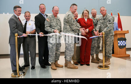 John Knapp, Virginia State Direktor für Sheriff Tony Lippa Caroline County, US-Senator Tim Kaine, David W. Storke, Bürgermeister von Bowling Green, Generalmajor William D. Razz Waff, Kommandierender General der Armeereserve 99. Regional Support Command, Oberstleutnant Peter Dargle Fort A.P. Hill Garnison Kommandant, Armee-Reserve-Botschafter Anthony Reed, Nancy Long, Bürgermeister von Port Royal, Command Sergeant Major Keith Whitcomb , Fort A.P. Hill Garnison Befehl Sergeant-Major und Major General David L. Weeks, Kommandierender General der Armeereserve 411th Ingenieur-Brigade, von links, schneiden das Band während einer Zeremonie A Stockfoto