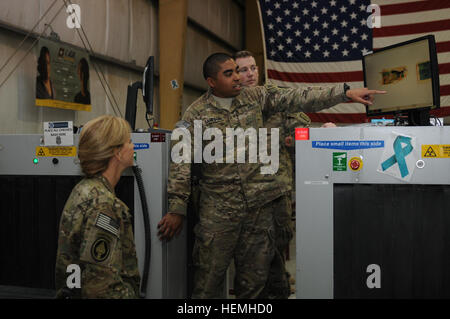 Ein Soldat aus der 396th Military Police Company beschreibt seine Mission zur US Army Reserve Command Chief Warrant Officer Phyllis Wilson in Bagram Air Field, Afghanistan, am 25. April 2013. Die 396th, nach Hause mit Sitz in Colorado, ist eine Zoll-Mission ausführen, Inspektion von Gepäck und Container ankommende und abfliegende Afghanistan. Der Armee zu reservieren, 1908 gegründet, als eine Reserve-Korps des medizinischen Personals, 148 verschiedene militärische Besetzung Spezialitäten und fast 20 Prozent der Gesamtkraft der Armee. Es gibt derzeit mehr als 6.000 Armeereserve Bürger-Soldaten im Ausland im Einsatz Stockfoto