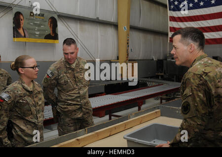 Soldaten aus den 396th Military Police Company beschreiben es mission zum Generalleutnant Jeffrey Talley, Kommandierender general, US-Armee-Reserve-Befehl, während seines Besuchs in Bagram Air Field, Afghanistan, am 25. April 2013. Die 396th, nach Hause mit Sitz in Colorado, ist eine Zoll-Mission ausführen, Inspektion von Gepäck und Container ankommende und abfliegende Afghanistan. Der Armee zu reservieren, 1908 gegründet, als eine Reserve-Korps des medizinischen Personals, 148 verschiedene militärische Besetzung Spezialitäten und fast 20 Prozent der Gesamtkraft der Armee. Derzeit gibt es mehr als 6.000 Armeereserve citize Stockfoto