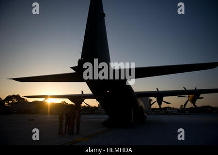 Eine Besatzung von der Royal Air Force stehen vor einem britischen c-130 nach Ihrem Flug Jumper aus der kanadischen Special Operations Regiment, Green Berets der 7th Special Forces Group (Airborne) und Para-Rettung Flieger aus der Air Force Special Operations Command auf der Höhe von 12500 Fuß durchzuführen Höhenlage niedrige Öffnung Fallschirm springen (HALO) Hurlburt Field, Florida, April. 25, 2013. Sondereinsätze Mitglieder von Koalitionstruppen an HALO Sprünge während der Übung Emerald Krieger, Smaragd-Krieger ist eine Übung zur Verfügung, unregelmäßige Ausbildung an die taktische und operative Stockfoto