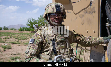 Armee Sgt. Michael Butler, Petroleum liefern Spezialist von Alpha Company, 3. Infanterie-Division, 3. Brigade Support Battalion, erste gepanzerte Brigade Combat Team, kombiniert Task Force Raider tankt ein Stryker für dritten Zug, Aztec Company, 2. Bataillon, 23. Infanterie-Regiment, 4. Stryker Brigade Combat Team, zweite Infanterie-Division, in der Provinz Zabul, Afghanistan, 26.April. Die afghanische Nationalarmee Betrieb geführt, genannt Blackhawk Talon, Soldaten aus dem 2. Eskadron, 1. Kavallerie-Regiment und afghanische Soldaten von der National Defense Center enthalten. (US Armee-Foto von Spc. Tim Morg Stockfoto