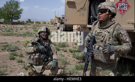 Armee Sgt. Michael Butler (links) und Armee Spc. Israel Ninaarnez, Erdöl liefern Spezialisten aus Alpha Company, 3. Brigade Support Battalion, erste gepanzerte Brigade Combat Team, kombiniert Task Force Raider, 3. Infanterie-Division, tanken ein Stryker für dritten Zug, Aztec Company, 2. Bataillon, 23. Infanterie-Regiment, 4. Stryker Brigade Combat Team, zweite Infanterie-Division, in der Provinz Zabul, Afghanistan, 26.April. Die afghanische Nationalarmee Betrieb geführt, Blackhawk Talon genannt, enthalten Soldaten aus dem 2. Eskadron, 1. Kavallerie-Regiment und afghanische Soldaten aus der nationalen Verteidigung-Cente Stockfoto