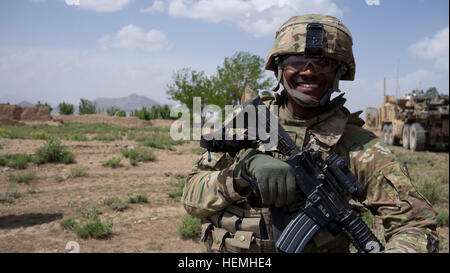 Armee Sgt. Michael Butler, Petroleum liefern Spezialist von Alpha Company, 3. Brigade Support Battalion, erste gepanzerte Brigade Combat Team, kombiniert Task Force Raider, 3. Infanterie-Division, lächelt während der Betankung ein Stryker für dritten Zug, Aztec Company, 2. Bataillon, 23. Infanterie-Regiment, 4. Stryker Brigade Combat Team, zweite Infanterie-Division, in der Provinz Zabul, Afghanistan, 26.April. Die afghanische Nationalarmee Betrieb geführt, genannt Blackhawk Talon, Soldaten aus dem 2. Eskadron, 1. Kavallerie-Regiment und afghanische Soldaten von der National Defense Center enthalten. (US Army Foto b Stockfoto