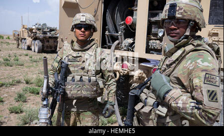 Armee Spc. Israel Ninaarnez (links) und Armee Sgt. Michael Butler, Petroleum liefern Spezialisten aus Alpha Company, 3. Brigade Support Battalion, erste gepanzerte Brigade Combat Team, kombiniert Task Force Raider, 3. Infanterie-Division, tanken ein Stryker für dritten Zug, Aztec Company, 2. Bataillon, 23. Infanterie-Regiment, 4. Stryker Brigade Combat Team, zweite Infanterie-Division, in der Provinz Zabul, Afghanistan, 26.April. Die afghanische Nationalarmee Betrieb geführt, Blackhawk Talon genannt, enthalten Soldaten aus dem 2. Eskadron, 1. Kavallerie-Regiment und afghanische Soldaten aus der nationalen Verteidigung-Cente Stockfoto