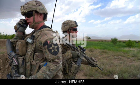 Armee erste Lt. Aaron Zakarison (links), 3. Zugführer und Armee Pvt. 1. Klasse Friedrich Slagel, Radio Telefon, Aztec Betreibergesellschaft, zweite Bataillon, 23. Infanterie-Regiment 4. Stryker Brigade Combat Team, 2. US-Infanteriedivision, geben einen Bericht von der Suche nach Waffen und Sprengstoff Caches außerhalb eines Dorfes in Zabul Provinz, Afghanistan, 26.April. Die afghanische Nationalarmee Betrieb geführt, genannt Blackhawk Talon, Soldaten aus dem 2. Eskadron, 1. Kavallerie-Regiment und afghanische Soldaten von der National Defense Center enthalten. (Foto: U.S. Army Spc. Tim Morgan) Betrieb Stockfoto