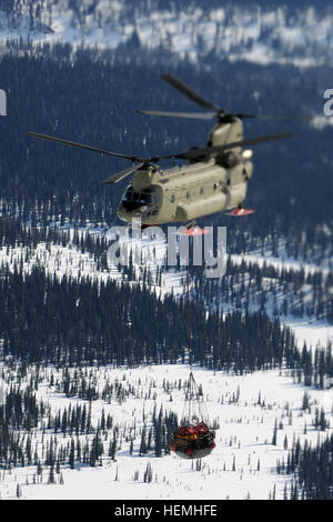 Flieger aus dem 1. Bataillon, unterstützt 52. Aviation Regiment "Sugarbears" des National Park Service 26 April durch den Transport von Ausrüstung und Zubehör auf 7.200 Fuß Kahiltna Gletscher für Kletterer versuchen Mount McKinley in diesem Sommer ein Basislager einrichten. Die Kletter-Saison beginnt die erste Woche im Mai und endet in der Regel Ende Juli. Den Transport der Ladung war auch vorteilhaft für die Soldaten der US-Armee Alaska Aviation Task Force in Form von Höhentraining an wenigen anderen Orten zur Verfügung. (US Army Foto/John Pennell) Armee-Flieger unterstützen National Park Service 13042 Stockfoto