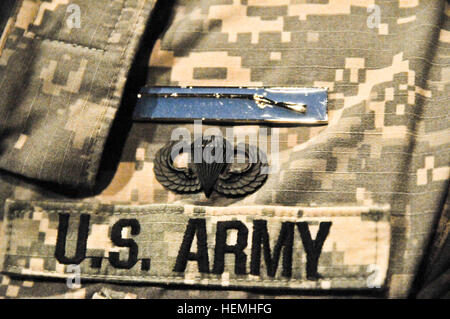 Fallschirmjäger der 4. Brigade Combat Team, 25. Infanteriedivision, verdienen das Expert Infantry Abzeichen, indem sie die Voraussetzungen erfüllen und die benoten Tests der Infanteriefähigkeiten bestehen. Stockfoto