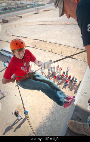 Ein Scout aus El Paso, Texas, Truppe 4 von den Boy Scouts of America lehnt sich über den Rand des Turmes Air Assault in Fort Bliss, Texas, während Cadet Mason P. Livingston, ein Rappel-Meister und University of Texas in El Paso Reserve Officer Training Corps-Student, coacht ihn, April 27. Die Boy Scouts musste sich langsam von der Seite des Turms zu senken, bevor sie springen und nach unten Abseilen. Soldaten Lehren Pfadfinder, 130427-A-JV906-001 Abseilen Stockfoto