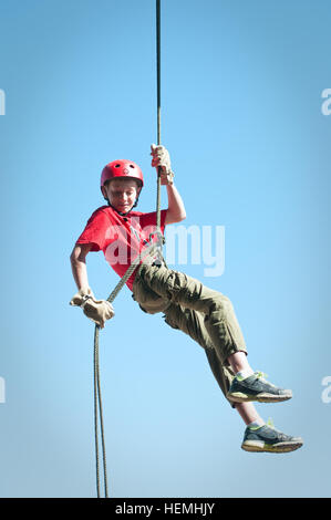 Ein Scout aus El Paso, Texas, Truppe 4 von den Boy Scouts of America Seilhaken Air Assault Turm in Fort Bliss, Texas, April 27. Soldaten Lehren Pfadfinder, 130427-A-JV906-003 Abseilen Stockfoto