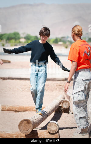 Isaac Trussell, Tenderfoot Scout aus El Paso, Texas, Truppe 4 von den Boy Scouts of America gleicht während des Gehens über ein Protokoll an den Air Assault Hindernis-Parcours in Fort Bliss, Texas, wie eine Universität von Texas in El Paso Reserve Officer Training Corps Kadett am 27. April aussieht. Soldaten Lehren Pfadfinder, 130427-A-JV906-005 Abseilen Stockfoto