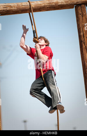 Austin F. Garibay, ein Leben-Scout aus El Paso, Texas, Truppe 4 von den Boy Scouts of America klettert ein Seil an den Air Assault Hindernis-Parcours in Fort Bliss, Texas, April 27. Obwohl Austin wusste, wie man richtig mit seinen Händen und Füßen ein Seil klettern, beschloss er, seinen Oberkörper Stärke zeigen, indem Sie klettern mit nur seine Hände. Soldaten Lehren Pfadfinder, 130427-A-JV906-007 Abseilen Stockfoto