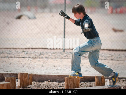 Isaac Trussell, Tenderfoot Scout aus El Paso, Texas, Truppe 4 von den Boy Scouts of America, springt Log-Log auf den Air Assault Hindernis-Parcours in Fort Bliss, Texas, April 27. Soldaten Lehren Pfadfinder, 130427-A-JV906-010 Abseilen Stockfoto