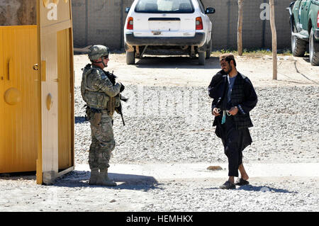 US Army Staff Sgt Luis Hernandez, Sicherheit Kraft Hilfe Team (SFAT), Texas National Guard, spricht mit Offizier ausserdienstliche afghanischen Uniform Polizei (AUP) und gleichzeitig Sicherheit über den Rand einer Polizeistation in Tarin Kowt in der Provinz Uruzgan, Afghanistan, 29. April 2013. SFAT Team war verantwortlich für mentoring AUP Offiziere und bieten optimale Sicherheit für Koalition Enabler.  (US Armee-Foto von Sgt. Jessi Ann McCormick/freigegeben) Texaner und australischen Teams beraten Uruzgan Polizei 130429-A-FS372-700 Stockfoto