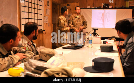 SPC. Jacob R. Garza, Sanitäter mit Sicherheit Kraft Hilfe Team 8, Texas Army National Guard, beschreibt den menschlichen Körper mit afghanischen Grenze und Uniformierte Polizei während der medizinischen Ausbildung April 29 at vorwärts Operating Base Spin Boldak, Afghanistan. Der Zug die Trainer Klasse gelehrt Polizei Führer fortgeschrittene Kenntnisse des menschlichen Körpers und Bereich medizinische Verfahren. (Foto: US-Armee von Staff Sgt Shane Hamann, 102. Mobile Public Affairs-Abteilung) US-Mediziner Lehren, dass afghanische Polizei lebt wie Sie 130429-A-MX357-006 Stockfoto