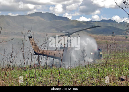 Bürger-Soldaten der Nationalgarde Puerto Rico 215. Fire Fighting Team, 130. Pionierbataillon 101. Truppe-Befehl, beginnen um Wasser zu verbreiten, wie sie auf eine simulierte Absturzstelle am Camp Santiago gemeinsame Manöver Training Center am 1. Mai 2013 kamen. Die Feuerwehrleute ausgebildet sowie Feuerwehrleute der Feuerwehr von Puerto Rico, wie sie ihre Fähigkeiten in einem gemeinsamen Training besser auf die bevorstehende Wildfire-Saison vorzubereiten geschliffen. Die Absicht des Trainings war für die militärische Feuerwehrmänner und PRFD lernen, zusammenzuarbeiten und im Falle eines Brandes synchronisiert. Waldbrände sind häufig in Puerto Rico während Stockfoto