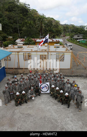 Eine Gruppe von US-Armeesoldaten, 302. Combat Engineer Unternehmen zugewiesen und eine Gruppe von kolumbianischen Combat Engineers posieren für ein Gruppenfoto im Innenhof einer Schule mit dem Gebäude, die, das Sie im Hintergrund in der Stadt Achiote, Colon, Panama, 1. Mai 2013 bauen. Über den Horizont 2013 – übt sich Panama gesponsert von US Southern Command in Zusammenarbeit zwischen der USA und Host Nation, eine starke Zusammenarbeit zu fördern und Unterstützung der USA zu zeigen und das Engagement für das Land Panama. (Foto: US-Armee Sgt. Austin Berner / veröffentlicht) Über den Tellerrand - Achiote Vil Stockfoto