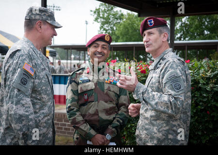 US-Armee Generalmajor John W. Nicholson, Kommandierender general der 82nd Airborne Division, begrüßt, Generalmajor William G. Beard, stellvertretender Kommandierender General für die United States Army Reserve, United States Army Pacific und Major General Ashok Dhingra, der zusammen mit Major General Jagdish Chaudhari (nicht abgebildet), indische Armeetruppen mit der 99. Gebirgsbrigade, die 50. unabhängige Para Brigade führend sind , und Stützelemente Yudh Abhyas 2013, eine jährliche Vereinten Nationen beauftragt Trainingsübung zwischen ihren Ländern 3. Mai 2013, in Fort Bragg, N.C.  Der Gefechtsstand der zweiwöchigen Übung enthalten eine Stockfoto