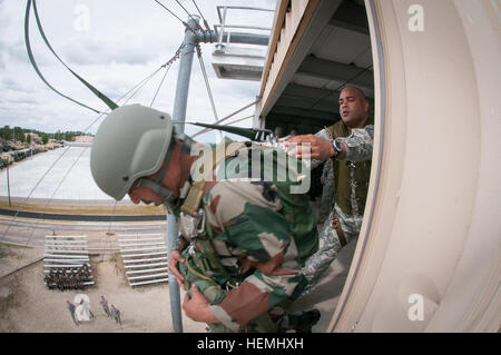 Eine indische Armee-Fallschirmjäger mit den 50. unabhängige Para Brigade springt von einem 34-Fuß-Fallschirm-Training Turm mit Hilfe von US Armee Sgt. 1. Klasse Garrett Williams, ein Heli mit der 82nd Airborne Division 1st Brigade Combat Team, 3. Mai 2013, in Fort Bragg, N.C.  Indische Fallschirmjäger besuchen Fort Bragg zur Teilnahme an Yudh Abhyas, einer jährlichen Übung, gesponsert von der United States Army Pazifik zwischen den Armeen der USA und Indien.  (Foto: US-Armee Sgt. Michael J. MacLeod) Eine indische Armee-Fallschirmjäger springt von einem 34-Fuß-Fallschirm-Training-Turm mit Hilfe aus den USA Stockfoto