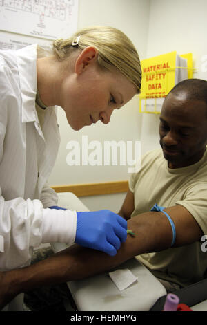 US Army Staff Sgt Megan Appleby, links, ein Labortechniker für 4215th U.S. Army Hospital, zieht Blut von einem Soldaten während Krieger Übung (WAREX) 78-13-01 in der Truppe Medical Center Fort McCoy, Wisconsin, USA, 4. Mai 2013. 4215th US Army Hospital, Sitz in Richmond, VA., bietet medizinische Betreuung für WAREX 78-13-01 im Laufe des Monats Mai. Die Krieger-Übung ist eine jährlichen Übung, die realistische und anspruchsvolle Szenario-basierte Schulungen für Reserve-Komponente-Service-Mitglieder und Einheiten, die Vorbereitung für die Bereitstellung präsentiert. (Foto: U.S. Army Sergeant Tanya Van Buskirk / Stockfoto