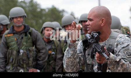 Sgt. 1. Klasse Garrett Williams, ein Zug-Sergeant mit der 82nd Airborne Division 1st Brigade Combat Team, Indian Army Fallschirmjäger mit der 50. unabhängige Para Brigade Verwendung veranschaulicht eine M4 Karabiner 4. Mai 2013, in Fort Bragg, N.C.  Indische Soldaten wurden auf amerikanischen Waffen als Teil des Yudh Abhyas 2013, die neunte Wiedergabe von einer jährlichen Übung zwischen den Armeen der Vereinigten Staaten und Indien, gesponsert von US Army Pacific vertraut gemacht.  (Foto: US-Armee Sgt. Michael J. MacLeod) Sgt. 1. Klasse Garrett Williams, Indian Army Fallschirmjäger Verwendung veranschaulicht eine Stockfoto