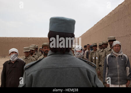 Afghanischen lokalen Polizei (ALP) Auszubildende erhalten eine Klasse zum Thema Ethik von afghanischen Uniform Polizei Mitglied, Nasir Ahkmed im Qara Bagh District, Provinz Paktika, Afghanistan, 6. Mai 2013. Die Klasse der 48 Auszubildende ertragen eine 21-Tage-Offensive Training Regiment, die Gesetze und Ethik, Verfahren der Polizei, erste Hilfe und Gewehr Treffsicherheit lehrt. ALP Kompliment Aufstandsbekämpfung Bemühungen durch Hilfe und Unterstützung für ländliche Gebiete mit begrenzten afghanischen nationalen Sicherheitskräfte Präsenz, um Bedingungen für verbesserte Sicherheit, Governance und Entwicklung zu ermöglichen.  (US Armee-Foto von Spc. Jessica Reyna DeBooy / Re Stockfoto