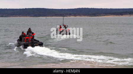 US-Soldaten mit Delta Unternehmen, 4. Angriff Reconnaissance Battalion, 227. Aviation Regiment, 1st Air-Kavallerie-Brigade, 1. Kavallerie-Division, Abfahrt über Boot ihr Wasser austritt Training während Operation Gun Rescue in Belton Lake in Fort Hood, Texas, 8. Mai 2013 beginnen. (US Armee-Foto von Sgt. Christoph Calvert/freigegeben) 1. Air Cavalry führt %%% E2 %%% 80 %%% 98Operation Gun Rettung %%% E2 %%% 80 %%% 99 130508-A-WD324-005 Stockfoto